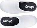 Boven- en onderaanzicht van witte Skolys klompen, met logo op de binnenzool.
