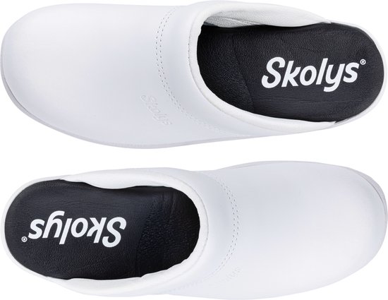 Boven- en onderaanzicht van witte Skolys klompen, met logo op de binnenzool.