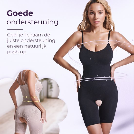 Vrouw met zwarte corrigerende bodysuit met pijpjes en open kruis. De bodysuit biedt goede ondersteuning.