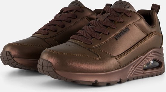 Bruine Skechers veterschoenen met veters, op een witte achtergrond.