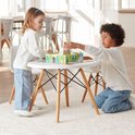 Twee kinderen spelen aan tafel met het 'Bear Adventure' bordspel.
