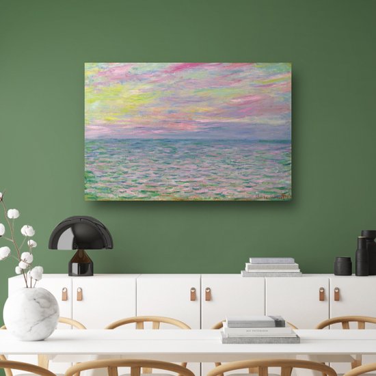 Peinture impressionniste d'un coucher de soleil sur la mer, au-dessus d'un buffet dans une salle à manger aux murs verts.