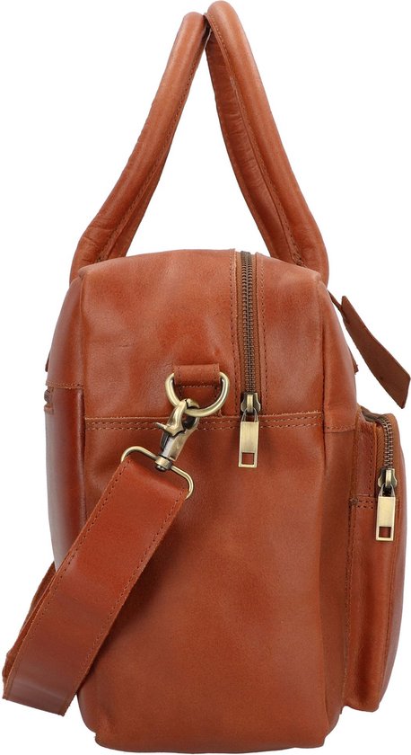 Zij-aanzicht van een bruine leren laptoptas met gouden details en schouderband.