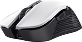 Witte gaming muis met zwarte accenten en USB-C poort aan de voorkant.