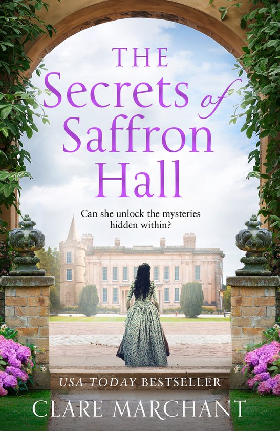 Boekcover met de titel 'The Secrets of Saffron Hall'. Een vrouw in een historische jurk staat met de rug naar de kijker, kijkend naar een groot landhuis.