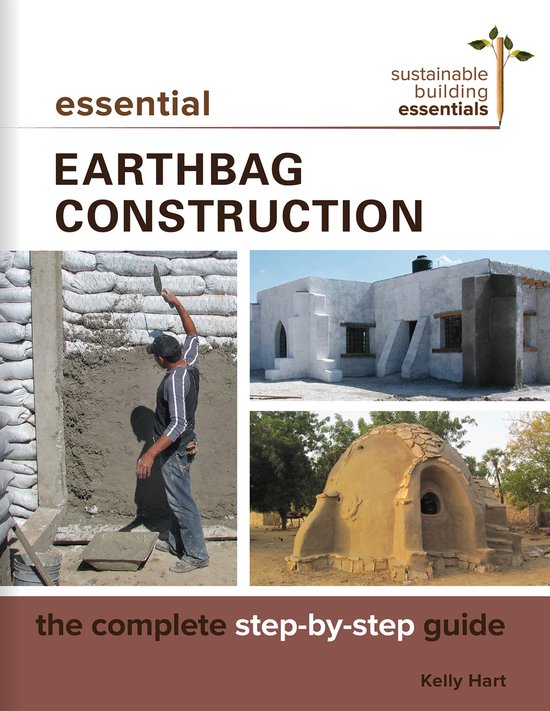 Boekomslag "Essential Earthbag Construction", met een man die cement aanbrengt op een muur van zitzakken.