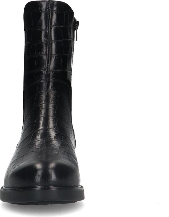 Vooraanzicht van een zwarte chelsea boot met crocoprint.