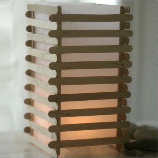 Lichtgevende decoratieve lamp van naturelkleurige ijsstokjes.