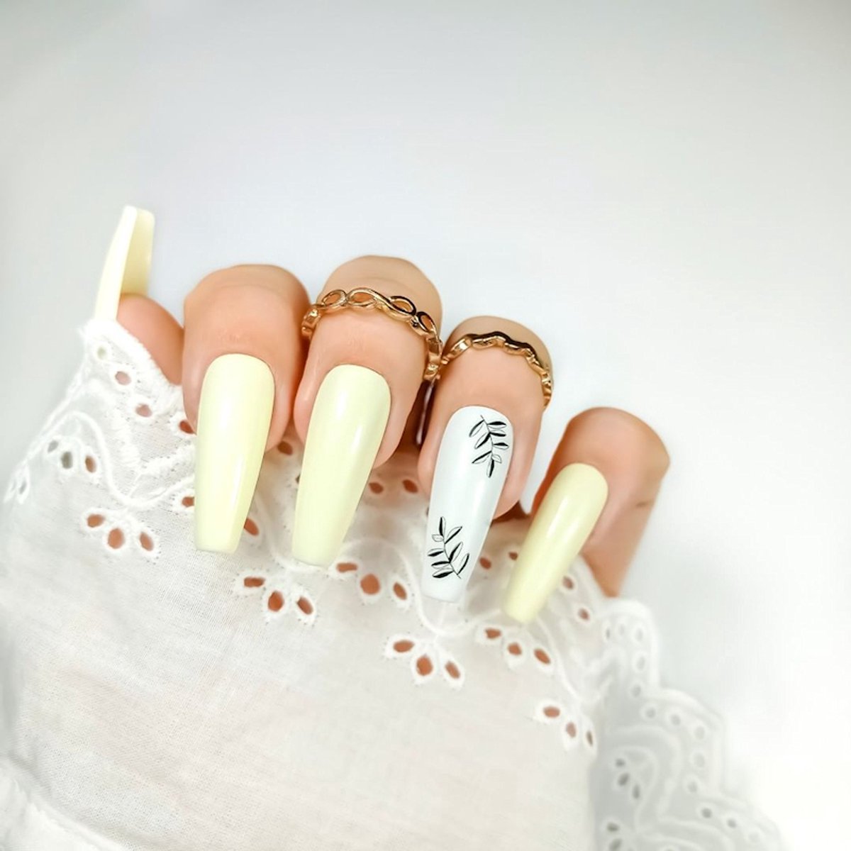Isabelle Nails UV/LED Gellak 6ml. #66 Lara - Geel, Pastel - Glanzend - Gel nagellak - Gel nagellak