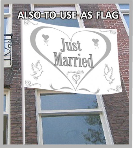 Grijze 'Just Married' gevelvlag met hart, duiven en strikken, hangend aan een gebouw.