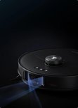 Zwarte robotstofzuiger met een draaibare top en blauwe laserstralen die uit de voorkant schijnen.