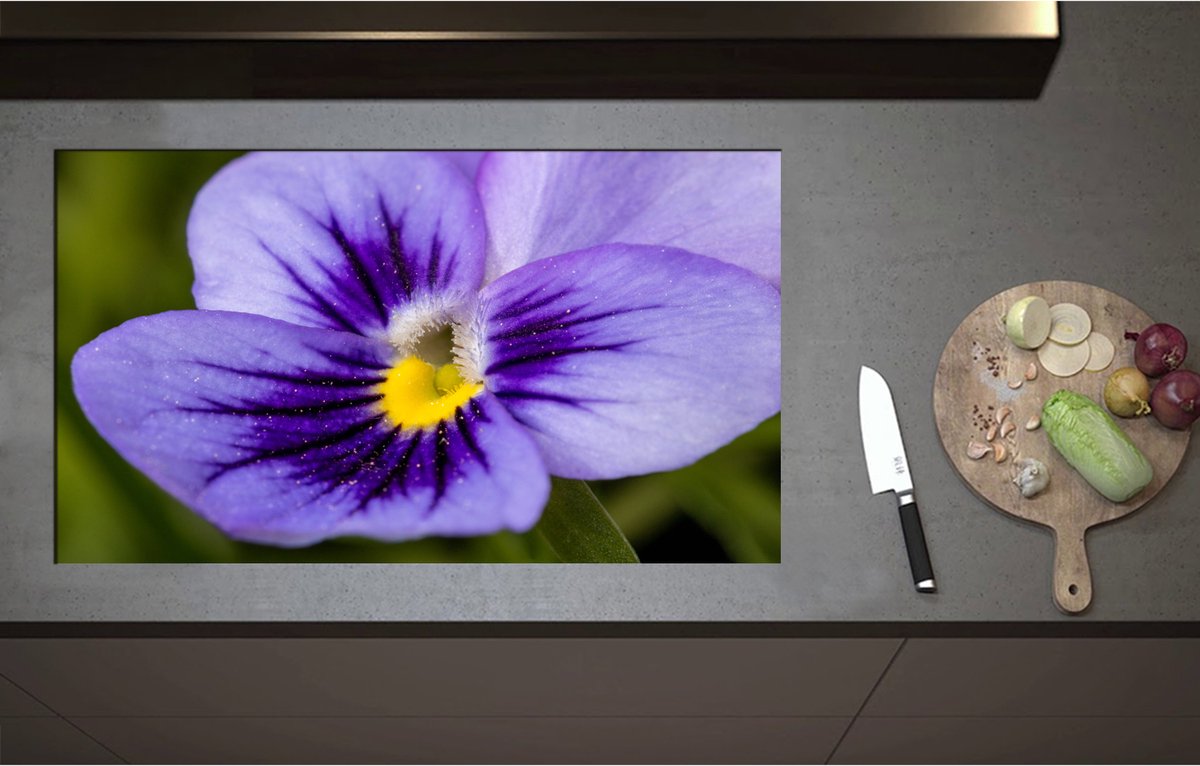 Inductieplaat Beschermer - Close Up van Paars Viooltje met Fel Geel Midden - Bloemen - 90x52 cm - 2 mm Dik - Inductie Beschermer - Bescherming Inductiekookplaat - Kookplaat Beschermer van Zwart Vinyl