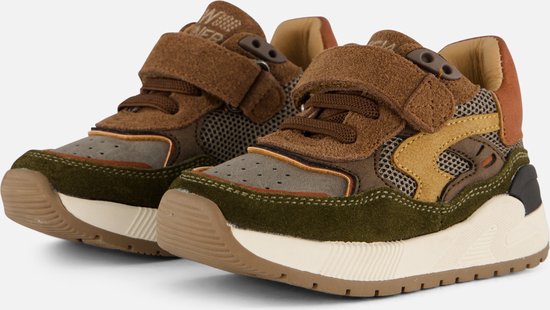 Paar bruine leren sneakers met klittenbandsluiting, suède en mesh.