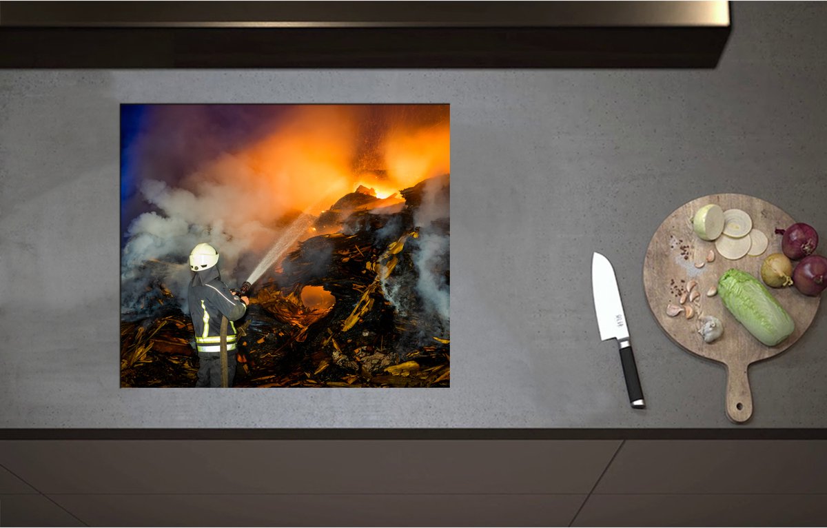 Inductieplaat Beschermer - Brandweerman in Actie bij Rampplek - 60x52 cm - 2 mm Dik - Inductie Beschermer - Bescherming Inductiekookplaat - Kookplaat Beschermer van Wit Vinyl