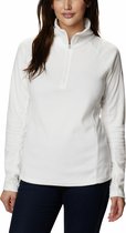 Een vrouw in een witte fleece trui met halve rits, donkerblauwe spijkerbroek, witte achtergrond.