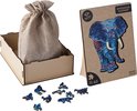 Houten puzzel van een olifant met mandala-patronen in blauwtinten, op een standaard, naast een houten kist met een stoffen zakje en losse stukjes.