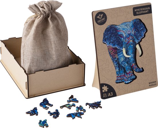 Houten puzzel van een olifant met mandala-patronen in blauwtinten, op een standaard, naast een houten kist met een stoffen zakje en losse stukjes.