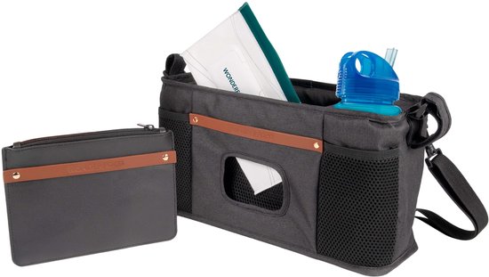 Zwarte kinderwagen organizer met bruine accenten, inclusief toilettas, bekerhouders en mesh vakken.