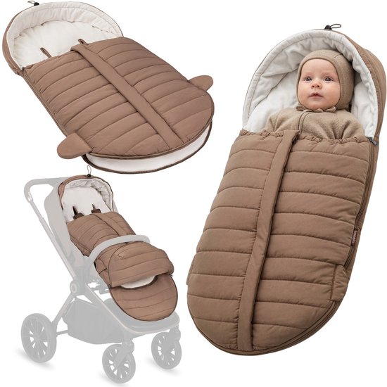 Bruine, gewatteerde voetenzak. Drie afbeeldingen: een losse voetenzak met opgevouwen kap, in een kinderwagen en een baby erin.