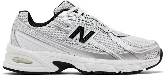 Witte New Balance sneaker met zilverkleurige overlays, mesh panelen en zwarte 'N' logo.