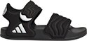 Zwarte Adidas Adilette kindersandaal met golvend patroon, klittenband en drievoudig wit logo.