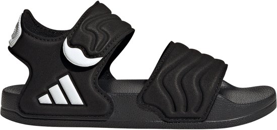 Zwarte Adidas Adilette kindersandaal met golvend patroon, klittenband en drievoudig wit logo.