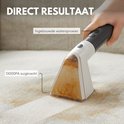 Hand reinigt vlek uit beige stof met een stoomreiniger met opzetstuk, met tekst 'Direct resultaat' en '13000PA zuigkracht'.