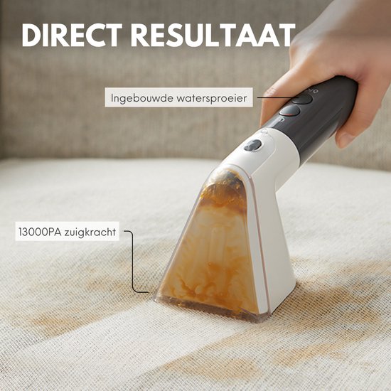 Hand reinigt vlek uit beige stof met een stoomreiniger met opzetstuk, met tekst 'Direct resultaat' en '13000PA zuigkracht'.