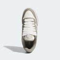 Bovenkant van een lage adidas sneaker in wit met taupe details en veters.