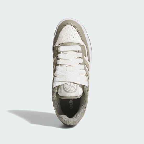 Bovenkant van een lage adidas sneaker in wit met taupe details en veters.