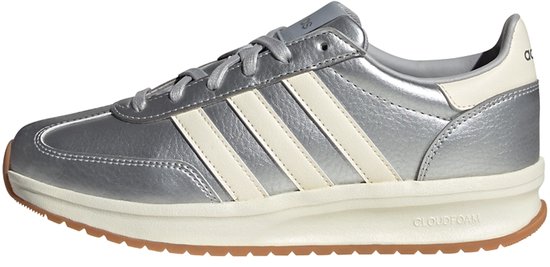 Zilverkleurige sneaker met crèmekleurige strepen, witte zool en bruine accenten.