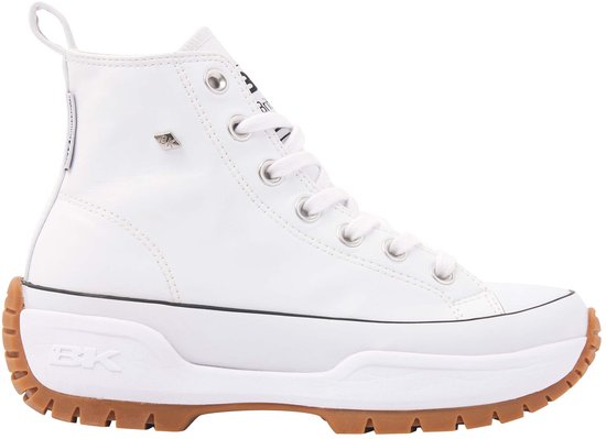 Witte hoge sneaker met dikke rubberen zool en veters. Zijkant met 'BK' logo.