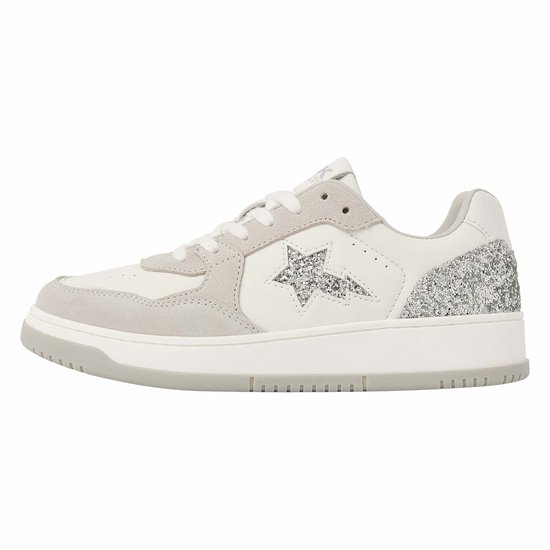 Wit met grijze suède details en glitter op de zijkant. Sneakers met zilverkleurige ster.