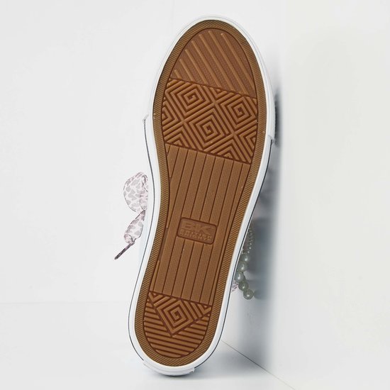 Onderkant van een lichtblauwe hoge sneaker met bruin profielzool en 'BK British Knights' logo.