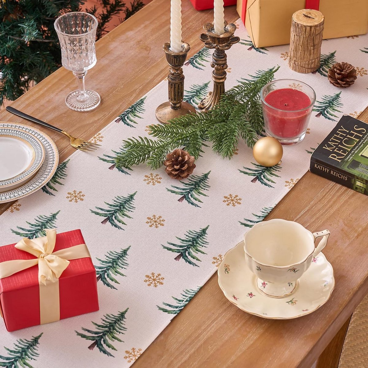 Beige Kerst Tafelloper met Dennenbomen en Gouden Sneeuwvlokken voor Winterfeest
