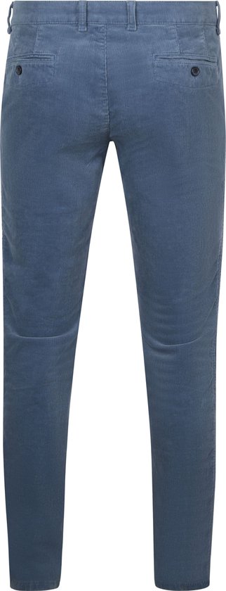 Achterkant van een blauwe corduroy chino broek met opgestikte zakken en knoopsluiting.