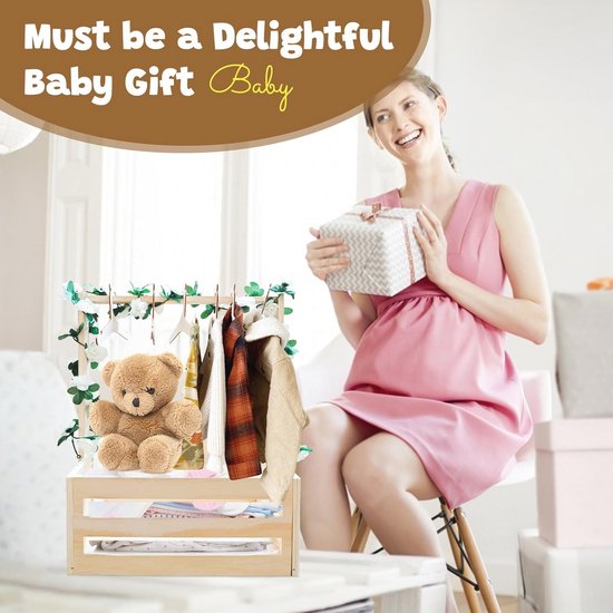 Zwanger vrouw geeft een babycadeau, naast een houten babymand met kleding en teddybeer.