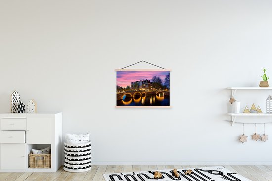 Posterhanger incl. Poster 60x40 cm - Schoolplaat - Amsterdam - Nacht - Kanaal - Textielposter - Blanke latten
