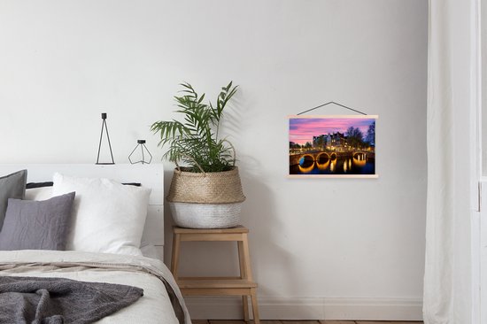 Posterhanger incl. Poster 60x40 cm - Schoolplaat - Amsterdam - Nacht - Kanaal - Textielposter - Blanke latten