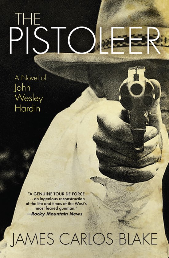 Boek kaft: De titel 'THE PISTOLEER' is groot, met 'A Novel of John Wesley Hardin' eronder. Een man in een hoed houdt een pistool vast.