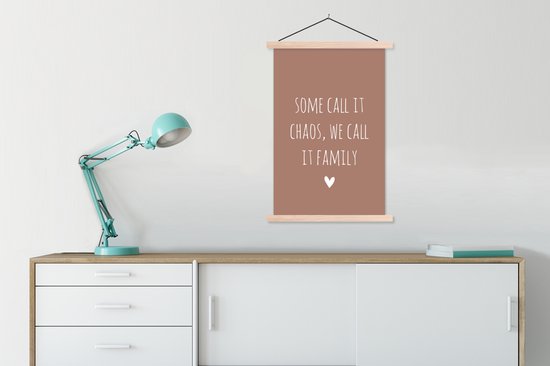 Posterhanger avec affiche - Affiche scolaire - Citation anglaise Certains l'appellent chaos, nous l'appelons famille avec un cœur sur fond marron - 60x90 cm - Lattes vierges