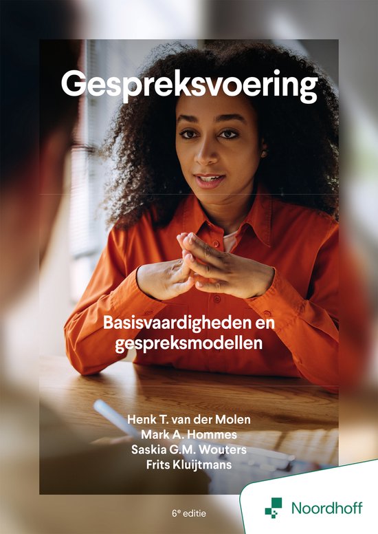 Vrouw met krullend haar, oranje blouse, in gesprek. Titel: Gespreksvoering, Basisvaardigheden en gespreksmodellen.