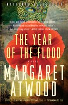 Boekomslag van "The Year of the Flood" met een grote rode klaproos en een masker met veren. National Bestseller.