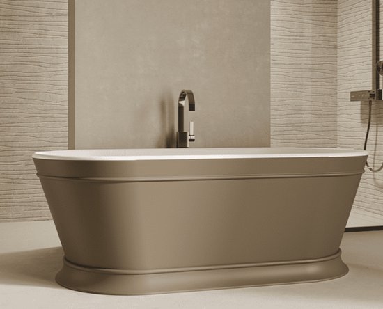 Baignoire ovale autoportante de couleur taupe avec un bord large et plat et une robinetterie chromée.