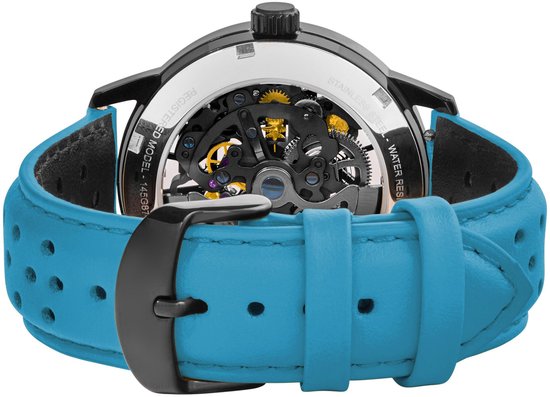 Achterkant van een automatisch horloge met zichtbaar uurwerk en een zwarte gesp op de blauwe band.