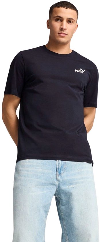 Donkerblauwe PUMA T-shirt met klein wit PUMA-logo op de borst, gedragen door een man.