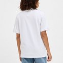 Vrouw met krullend haar draagt een wit poloshirt, voorkant.
