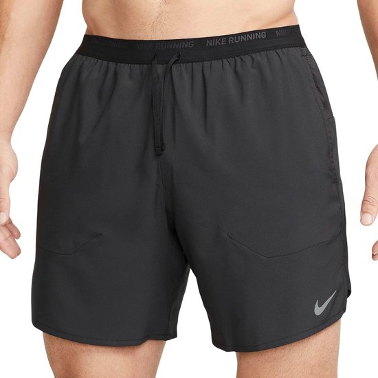 Zwarte Nike hardloopshort voor heren, met trekkoord, Nike Running tailleband en Nike logo.