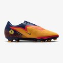 Gele Nike voetbalschoen met donkerblauwe accenten, rode, oranje en gele grafische elementen.