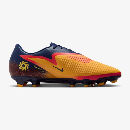 Gele Nike voetbalschoen met donkerblauwe accenten, rode, oranje en gele grafische elementen.